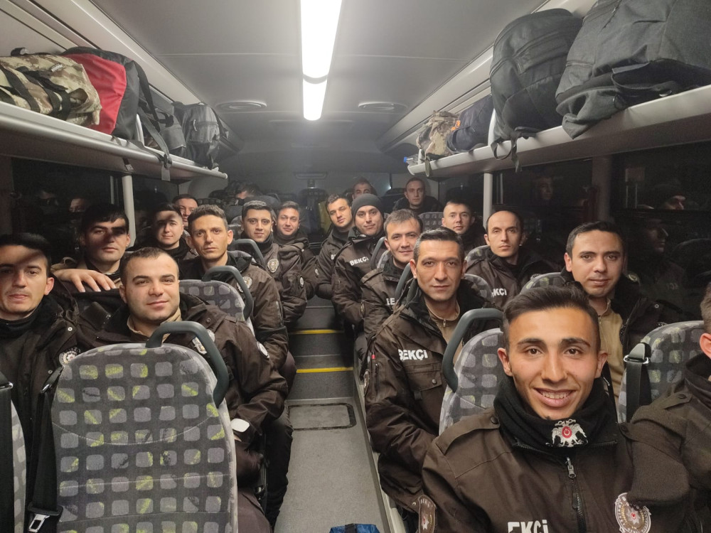 Deprem   bölgesine yağmaya karşı Seydişehir'den destek ekibi