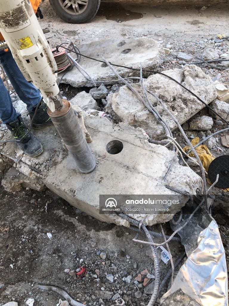 Deprem soruşturması kapsamında yıkılan binalardan deliller toplanıyor