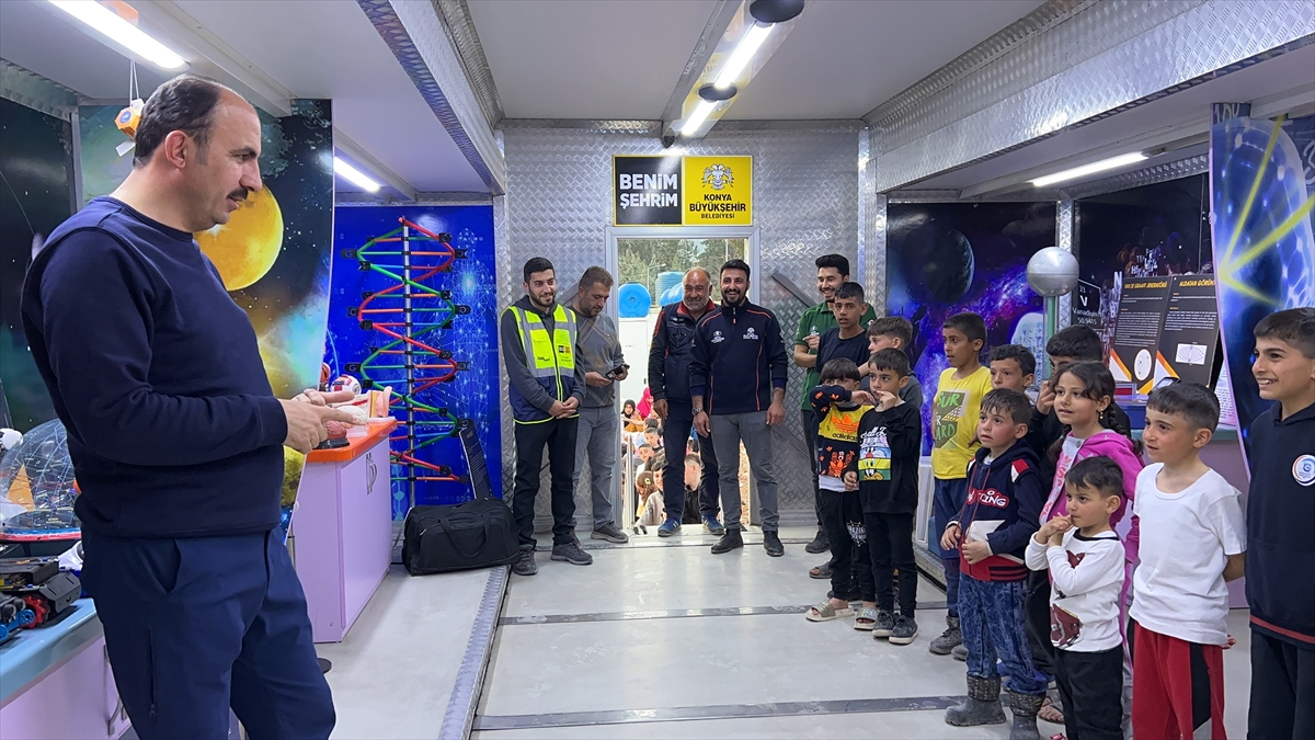 Depremzede çocuklar Konya Büyükşehir'in Bilim Tırı'nda moral buluyor