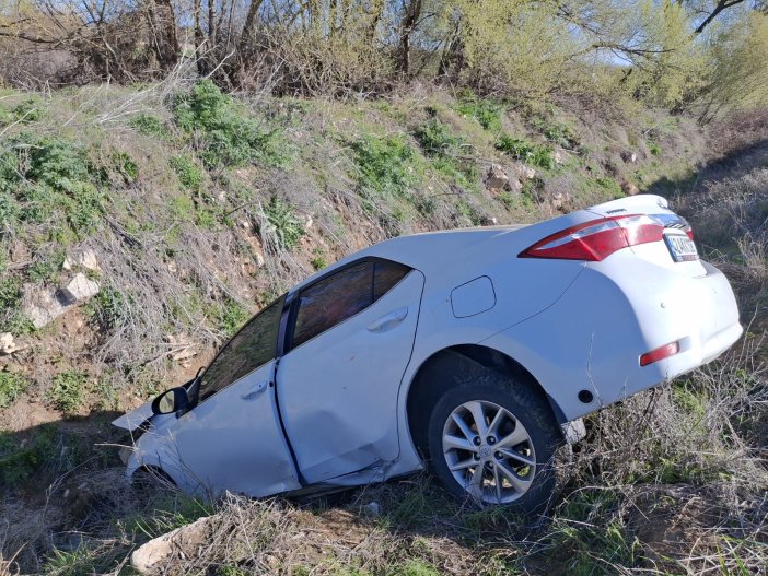 Dere yatağına uçan otomobildeki 2 kişi yaralandı.