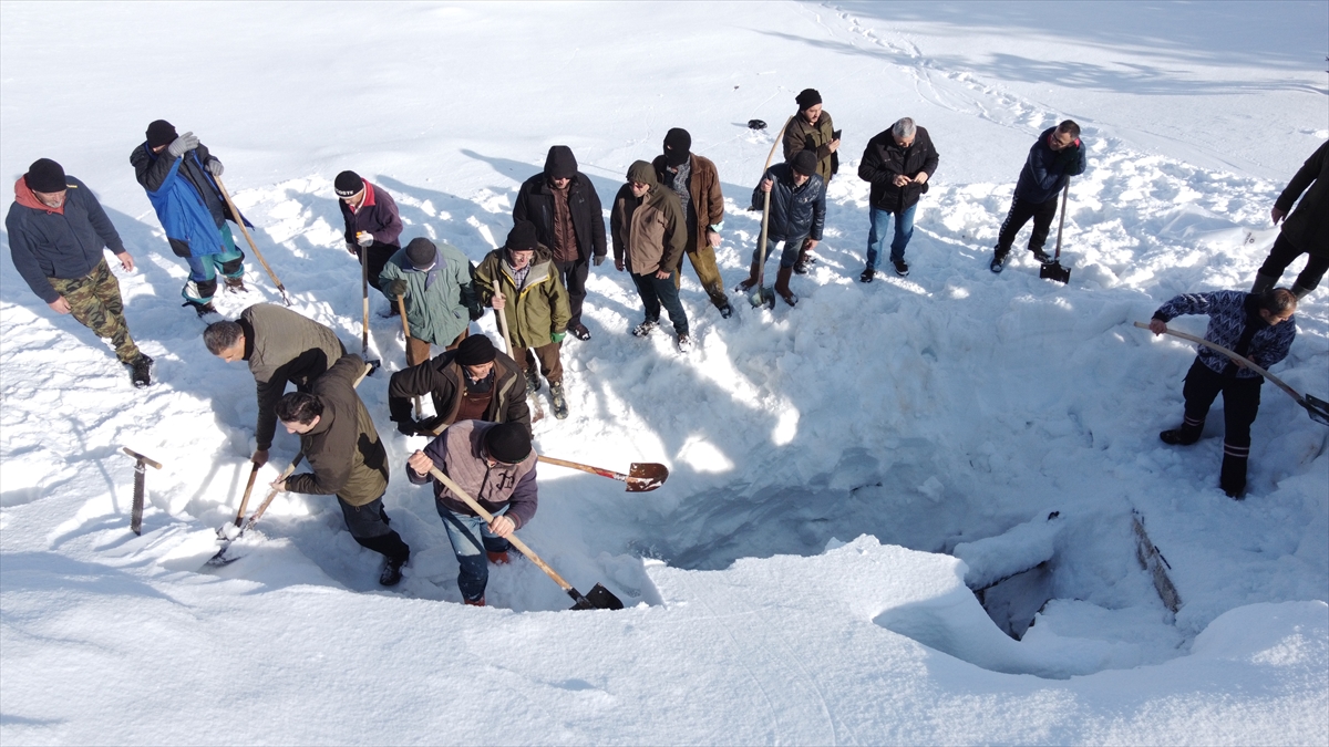 DEREBUCAKTA  bin 700 rakımdaki Cula Deliği'ne kar dolduruldu