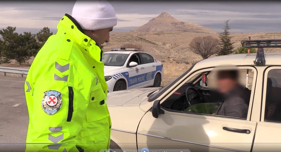 DİKKAT! KONYA YOLUNDA POLİSİ  GÖRÜPTE EMNİYET  KEMERİ TAKMA   CEZADAN KURTARMIYOR ..