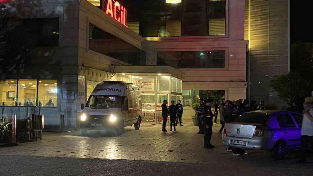 Diyarbakır'da Yaylım ateşine tutulan otomobilde Aynı aileden 3 ölü 2 ağır yaralı
