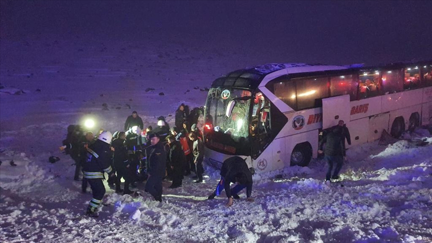 Diyarbakır'da yolcu otobüsünün şarampole düşmesi sonucu 4'ü ağır 30 kişi yaralandı.