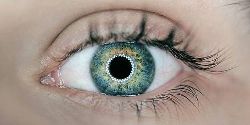 Doktor iPhone'la göz muayenesi yaptı