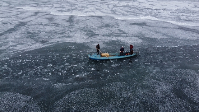 Donan Beyşehir Gölü'ndeki adada tek başına kalan ata tekneyle yem taşıdılar