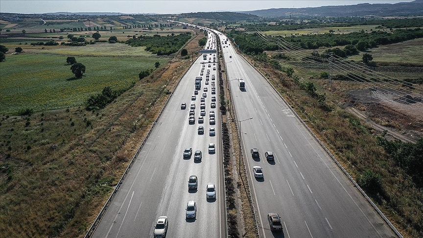 Dönüş yolundaki tatilciler yollarda yoğunluk oluşturdu
