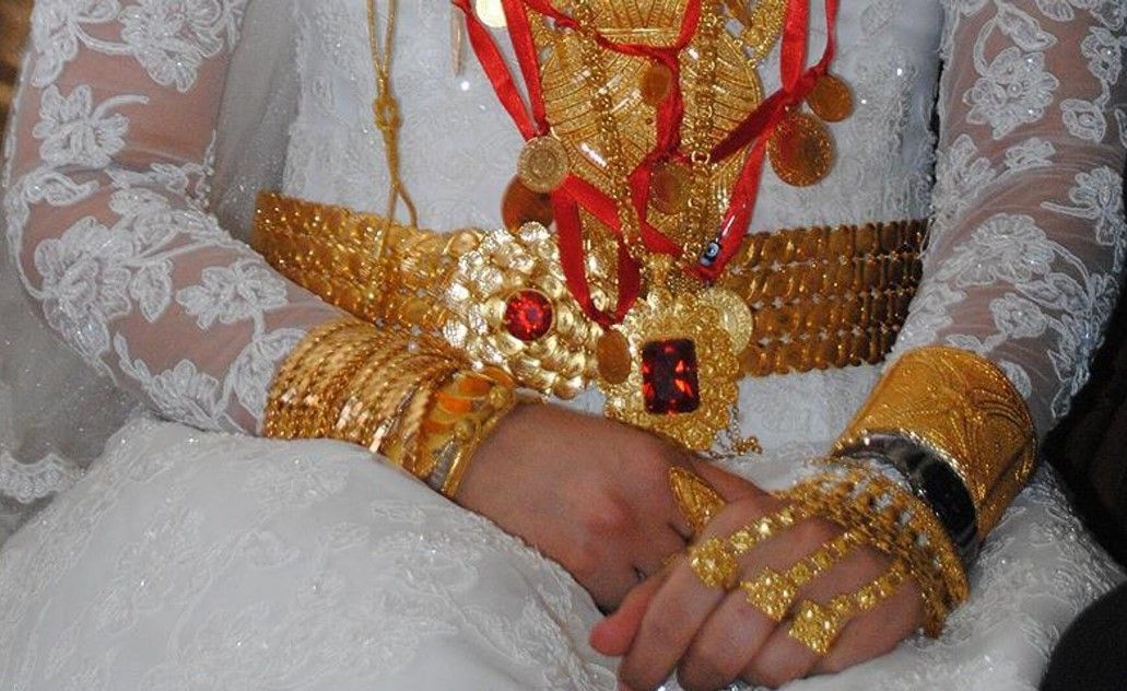 Düğünde takılan altınlar kimin? Boşanma davalarının kavga konusuna son nokta