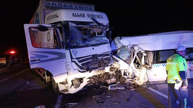 Sivas'ta Düğünden dönenleri taşıyan minibüs, kamyonla çarpıştı: 8 ölü, 9 yaralı