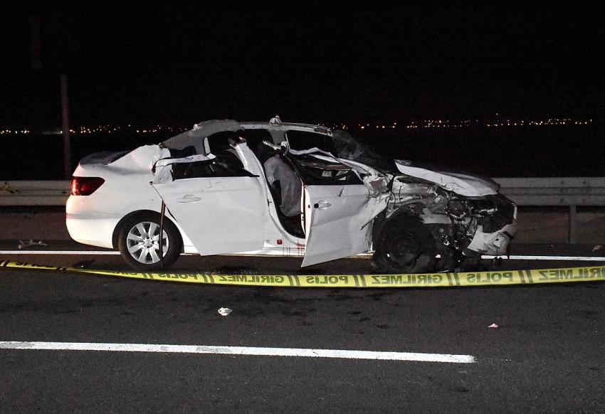 Düğüne giden çiftin içindeki otomobil tırla çarpıştı 2 kişi öldü