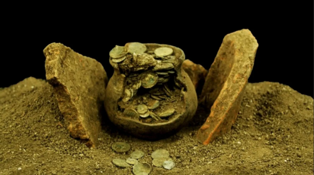 Dünyanın merakla takip ettiği arkeolojik sahasında duvara gizlenmiş altın sikkeler bulundu.