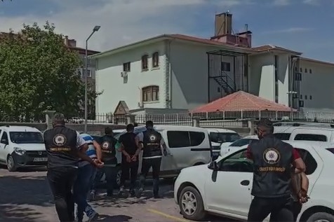 DUR İHTARINA UYMAYIP POLİSE ÇARPAN ZANLI TUTUKLANDI
