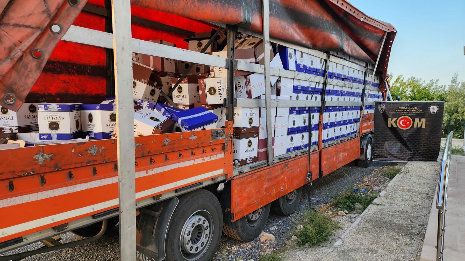 KONYADA DURDURULAN TIRLARDAN 15 MİLYON  ELLİ BEŞBİN  KAÇAK MAKARON VE DOLDURULMUŞ SİGARA ÇIKTI