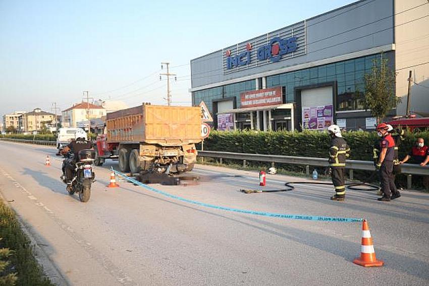 Düzce'de 3 saat önce evlenen çift kazada  öldü