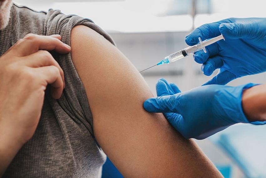  Eczanelerde  Aşı Dönemi: 'Normal hayat' planları