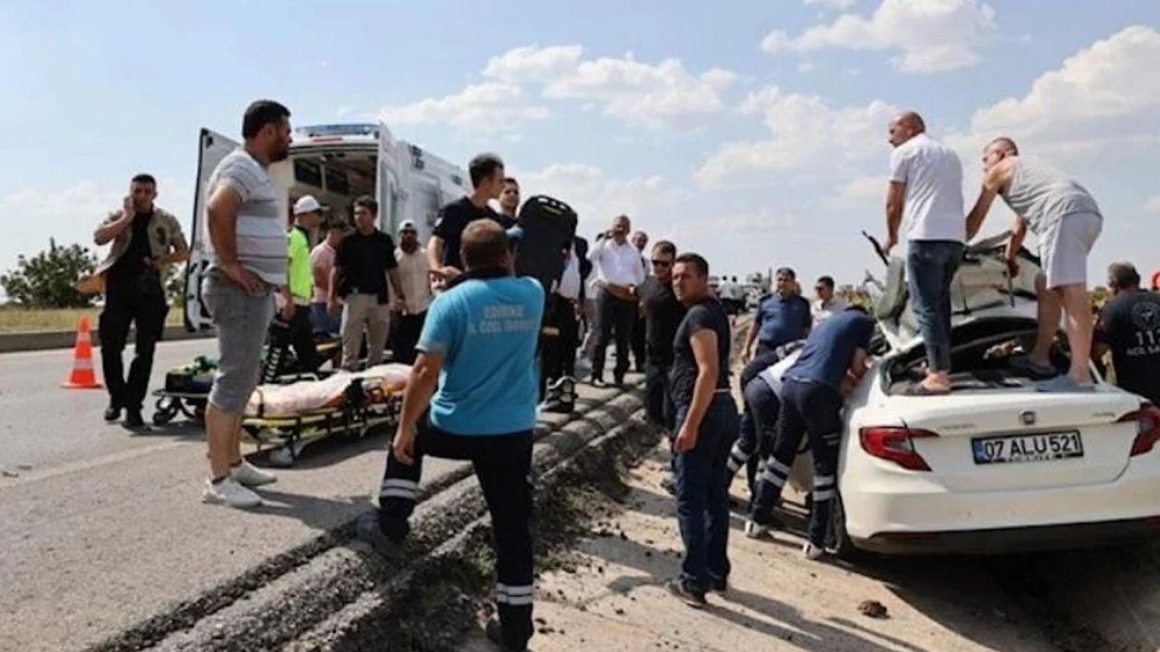 Edirne’de Korkunç kaza: 1 polis hayatını kaybetti, 2’si polis 5 yaralı