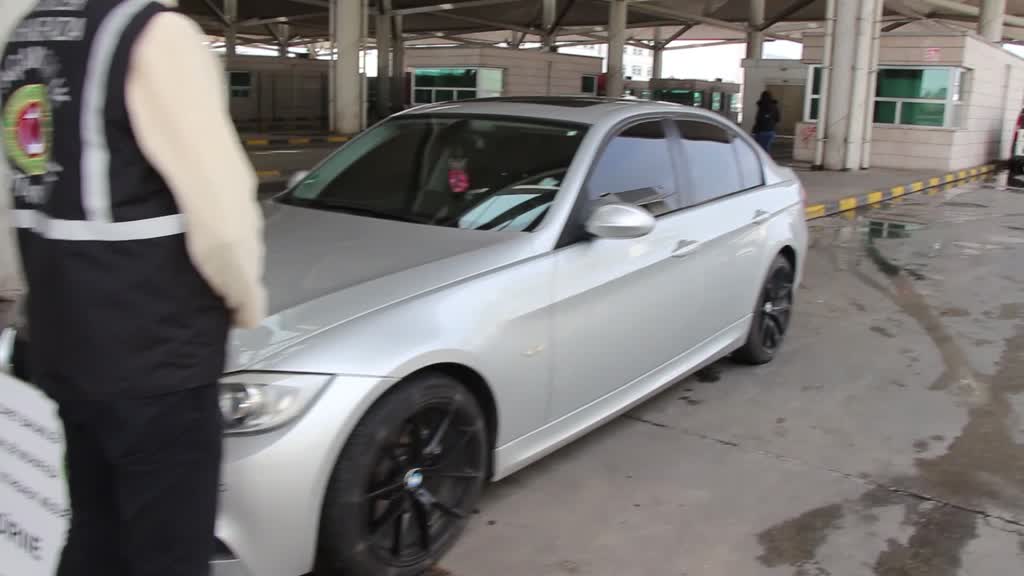 EDİRNE - Sahte emeklilik belgesiyle Türkiye'ye sokulmak istenen araçlar yakalandı