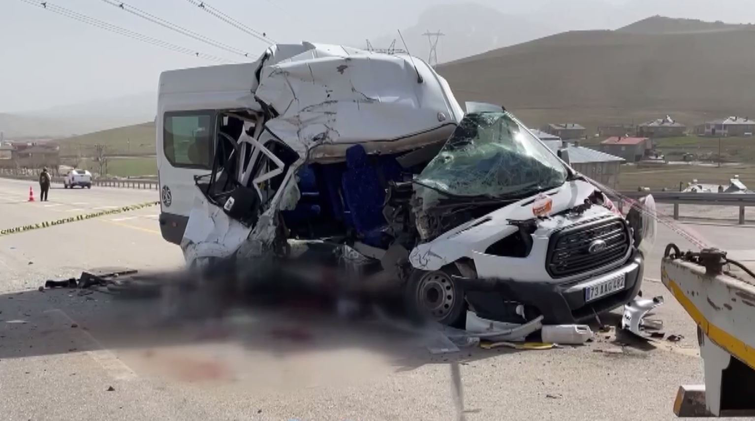 Edremit'te Kamyonet ile minibüs çarpıştı: 3’ü ağır 13 yaralı