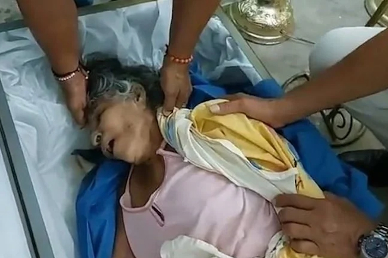 Ekvador'da öldüğü sanılan kadının yakınları, tabut içindeki kadının nefes aldığını fark etti.