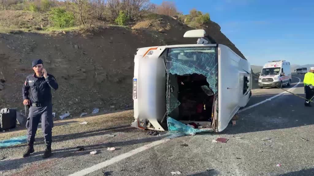 ELAZIĞ - Midibüsün devrildiği kazada 22 kişi yaralandı (1)