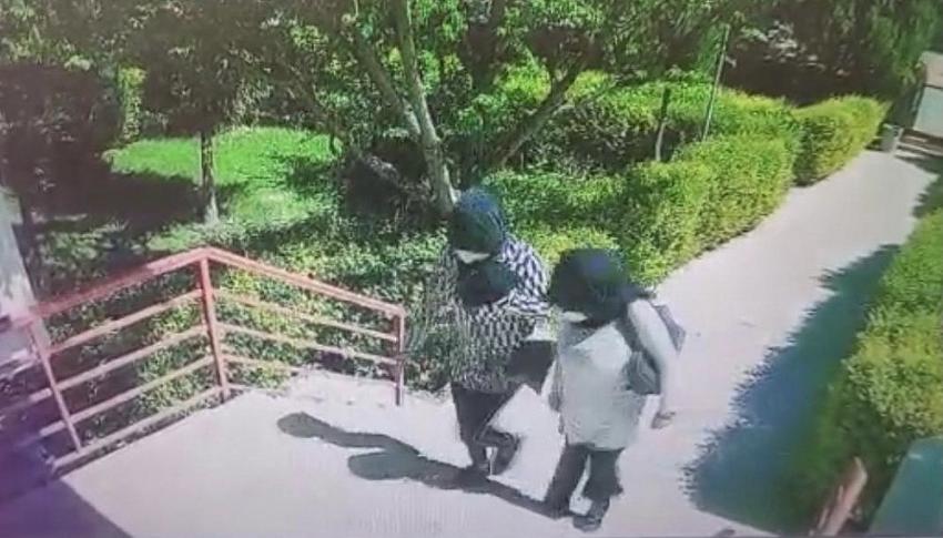 Ellerini kollarını sallayarak girdikleri evden aynı şekilde çıktılar