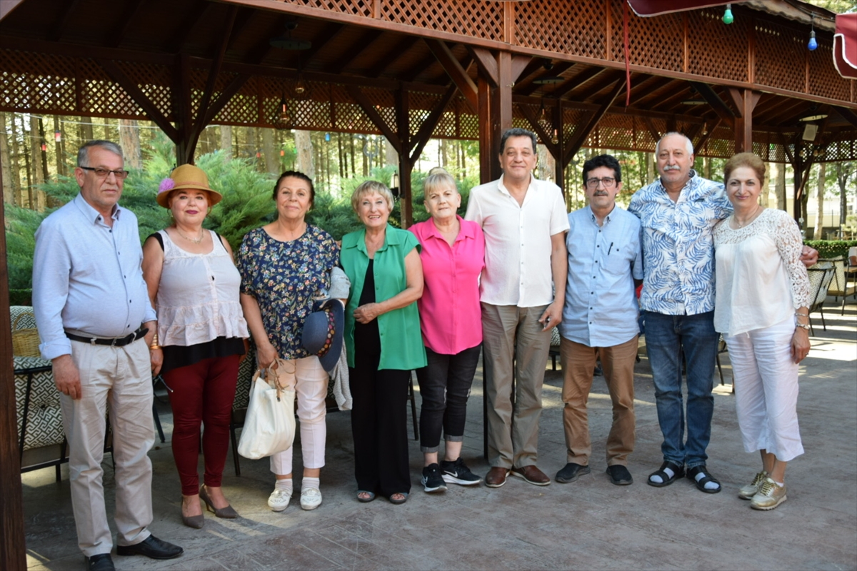 Emekli öğretmen ilk öğrencileriyle 52 yıl sonra bir araya geldi