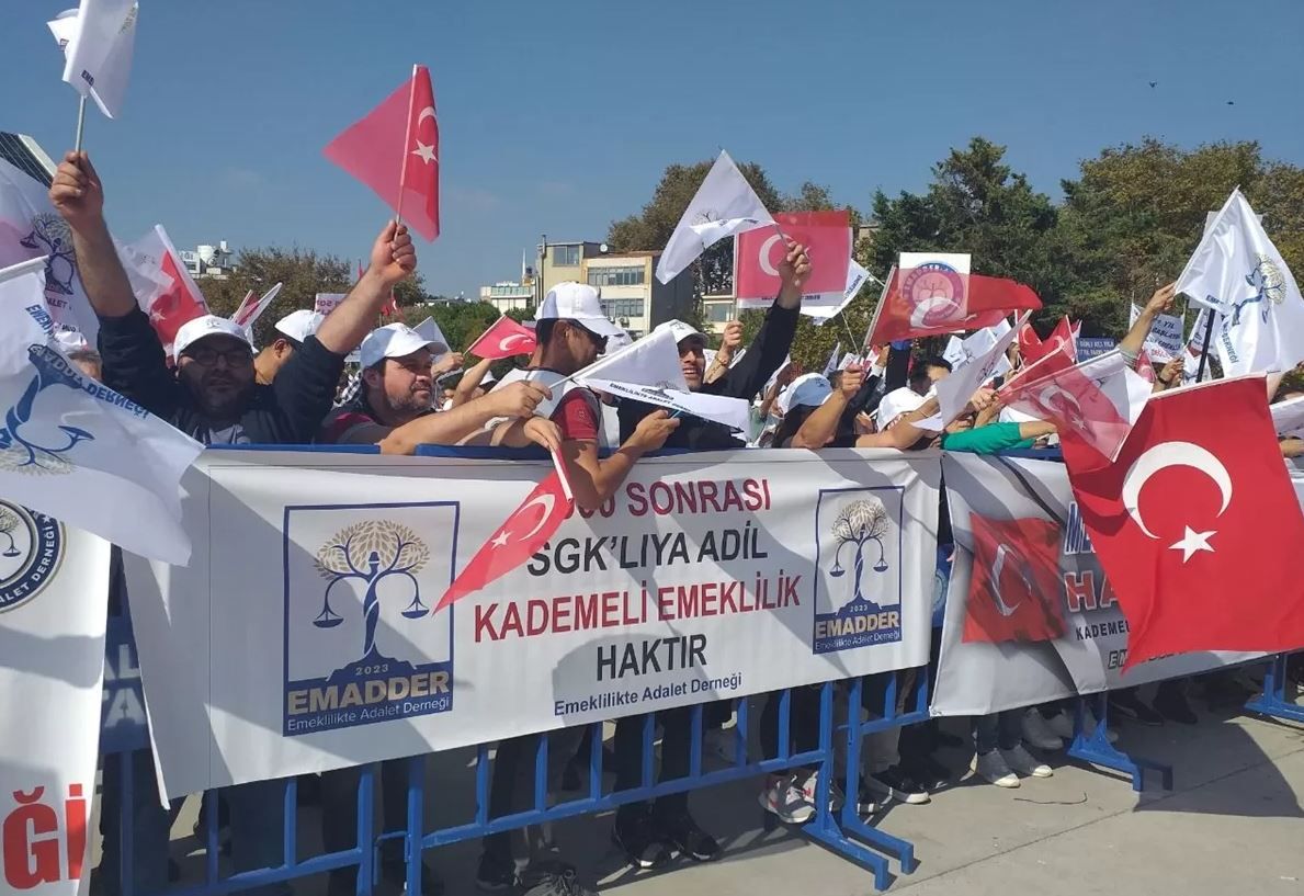 Emekliler meydanlara indi! Seçim öncesi adil kademeli emeklilik talebiyle miting düzenledi