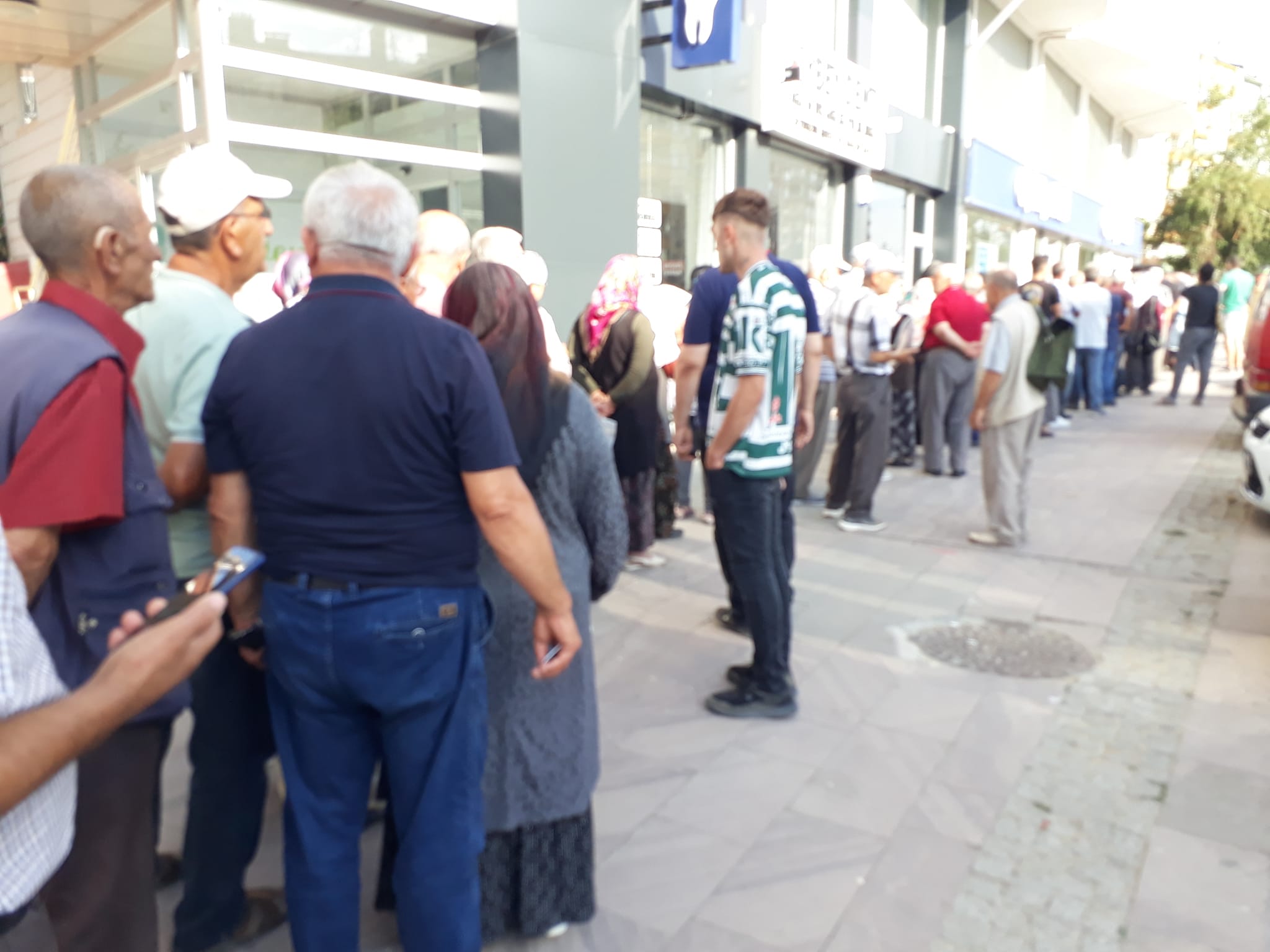 Seydişehir'de Emekliler promosyon kuyruğunda isyan etti