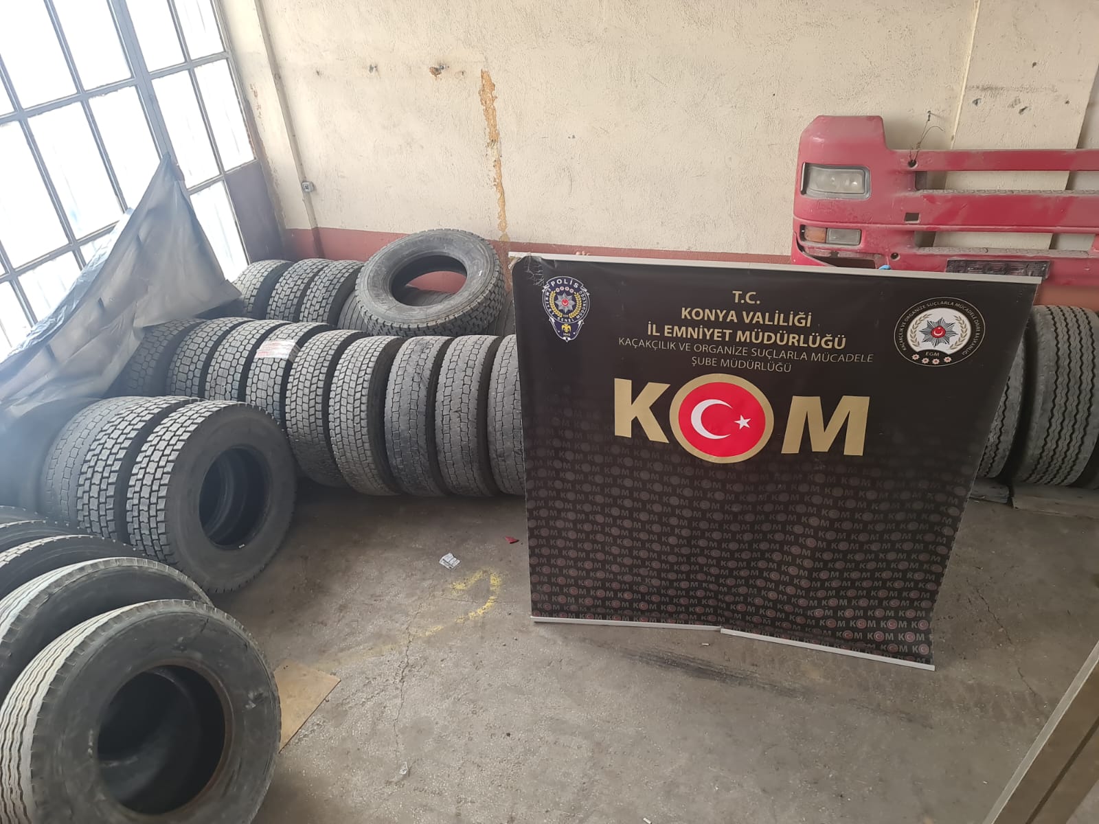 EMNİYET EKİPLERİ BU KEZ DE LASTİK KAÇAKÇILARINI YAKALADI