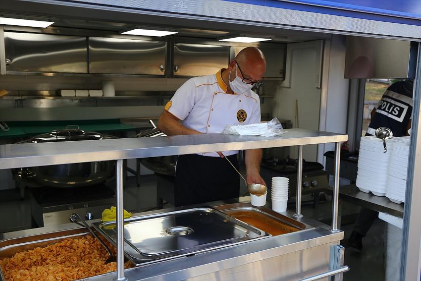  Emniyet Genel Müdürlüğü ekipleri, yangın bölgelerinde yemek dağıtımına başladı