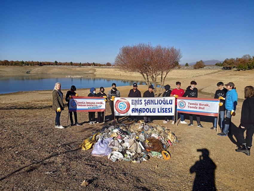 Enisşanlıoğlu Öğrencilerinden Çevre Temizliği  yaptı 
