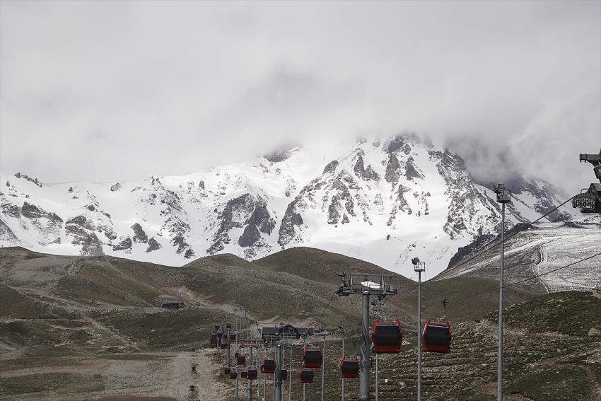 Erciyes'in yüksek kesimlerine kar yağdı