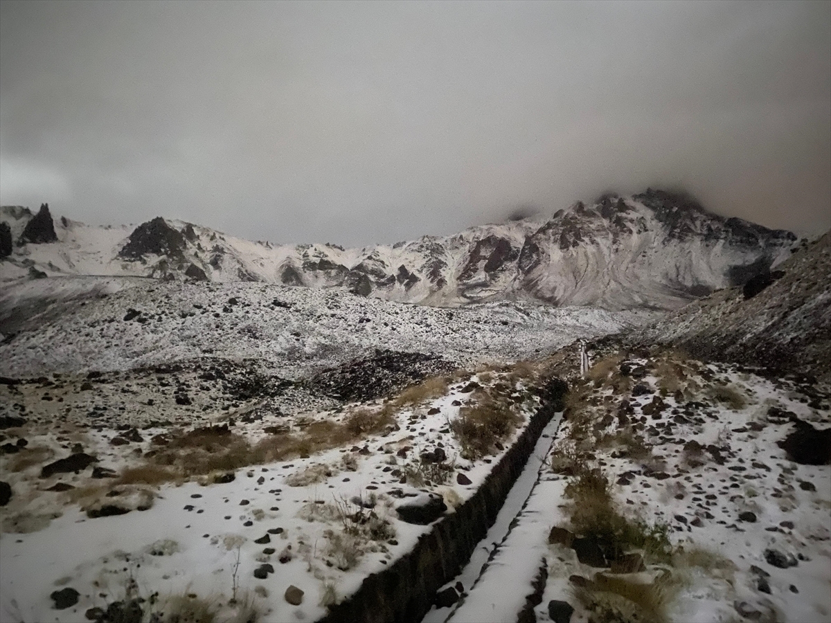 Erciyes'in zirvesine kar yağdı