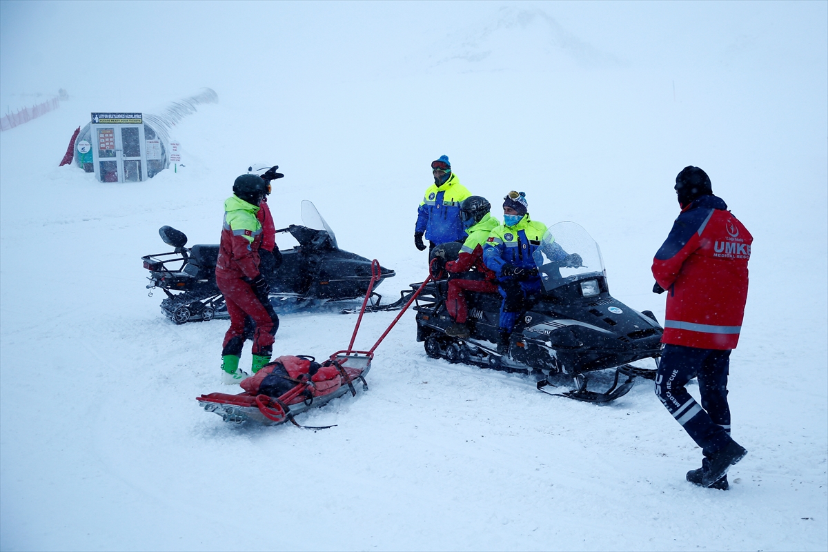 Erciyes'te yamaçtan kopan kar kütlesinin altında kalan Kanadalı turist öldü