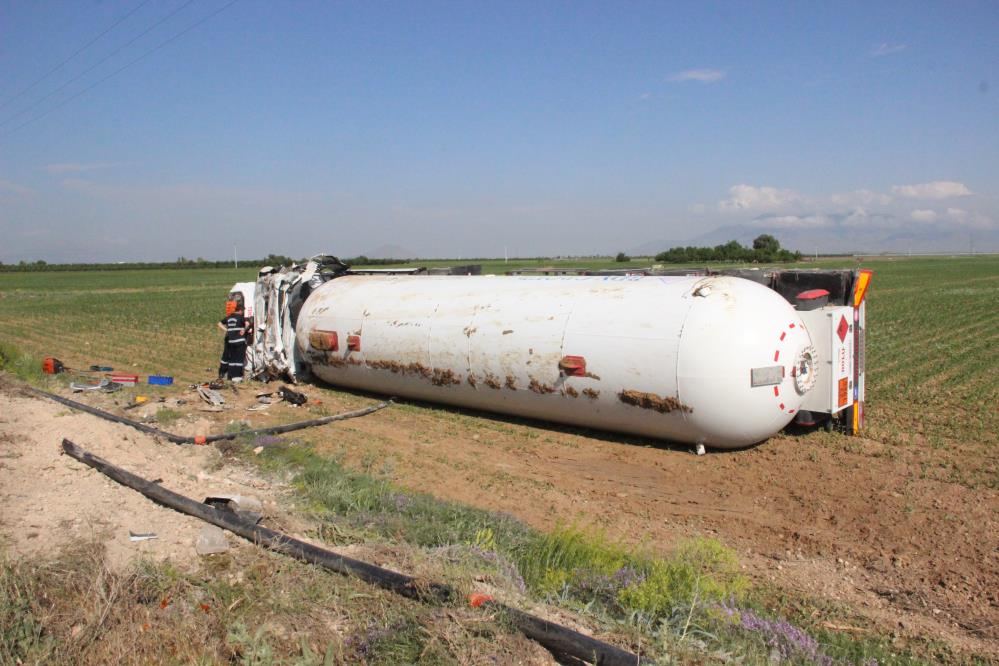 Ereğli-Karaman  yolunda LPG yüklü tankerin devrilmesi sonucu sürücü öldü