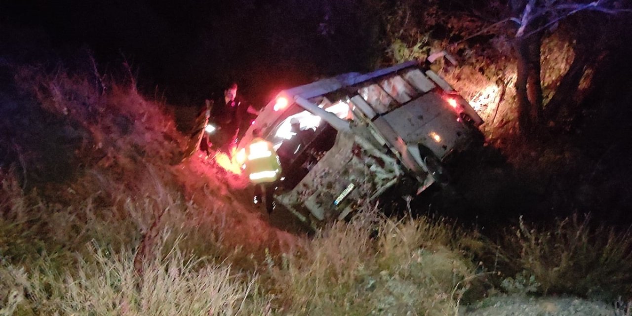 Erzincan'ın Refahiye ilçesinde, midibüsün devrilmesi sonucu 21 kişi yaralandı.