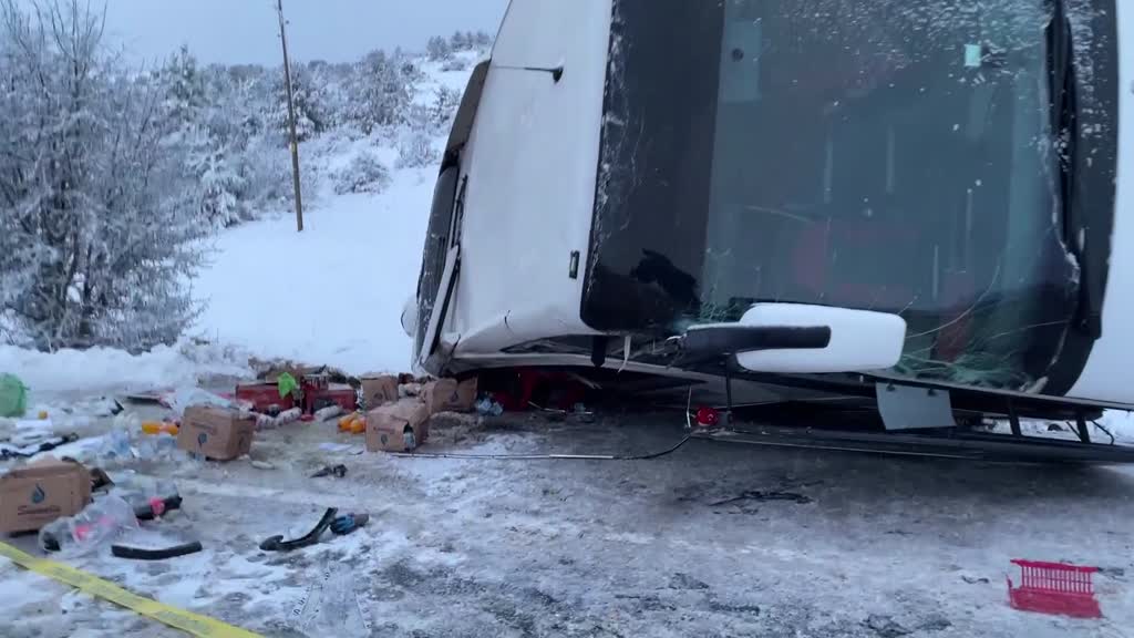 ERZİNCAN - Yolcu otobüsü devrildi, 2 kişi öldü, 21 kişi yaralandı