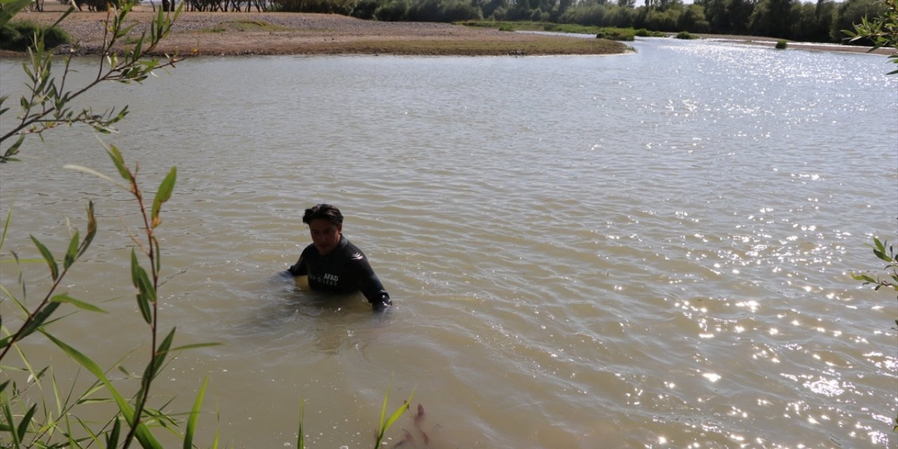 Erzurum'da Nehre düşen oğlunu kurtaran anne boğularak can verdi