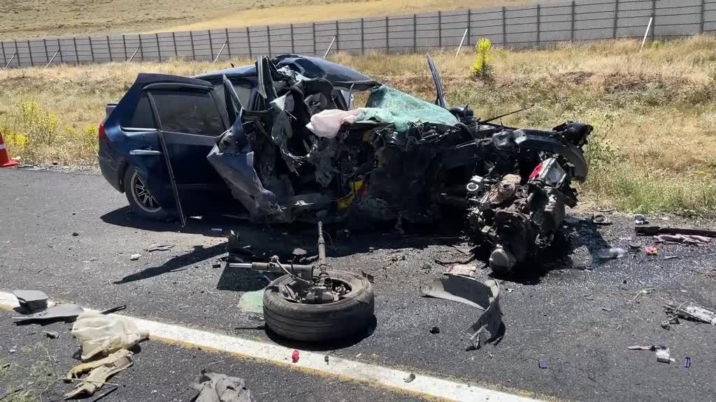 ERZURUMDAKİ Trafik  kazasında kadın polis öldü, uzman çavuş eşi ile oğlu yaralandı