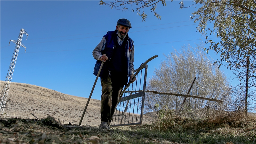 Erzurumlu 94 yaşındaki Hulusi dede hareketli yaşamıyla sağlığını koruyor