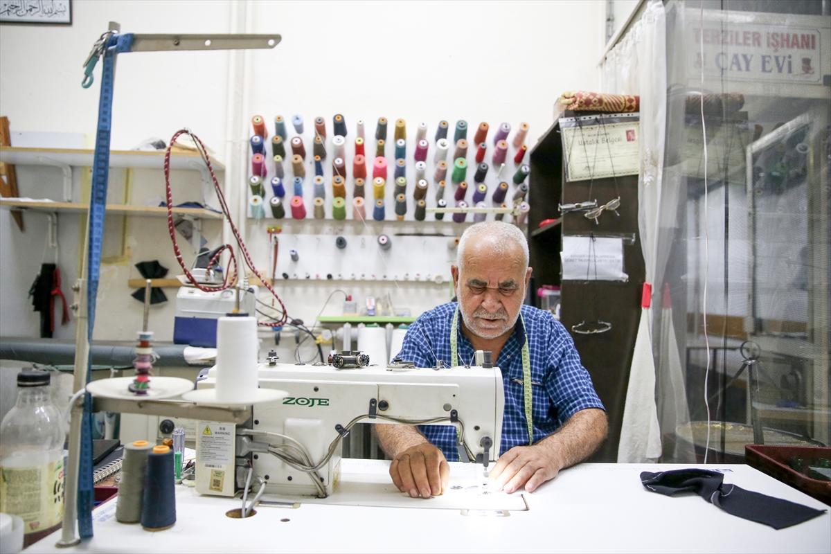 Eşini kaybettiği kansere oğlu da yakalanan terzi, bu hastalıkla mücadele edenlerden ücret almıyor