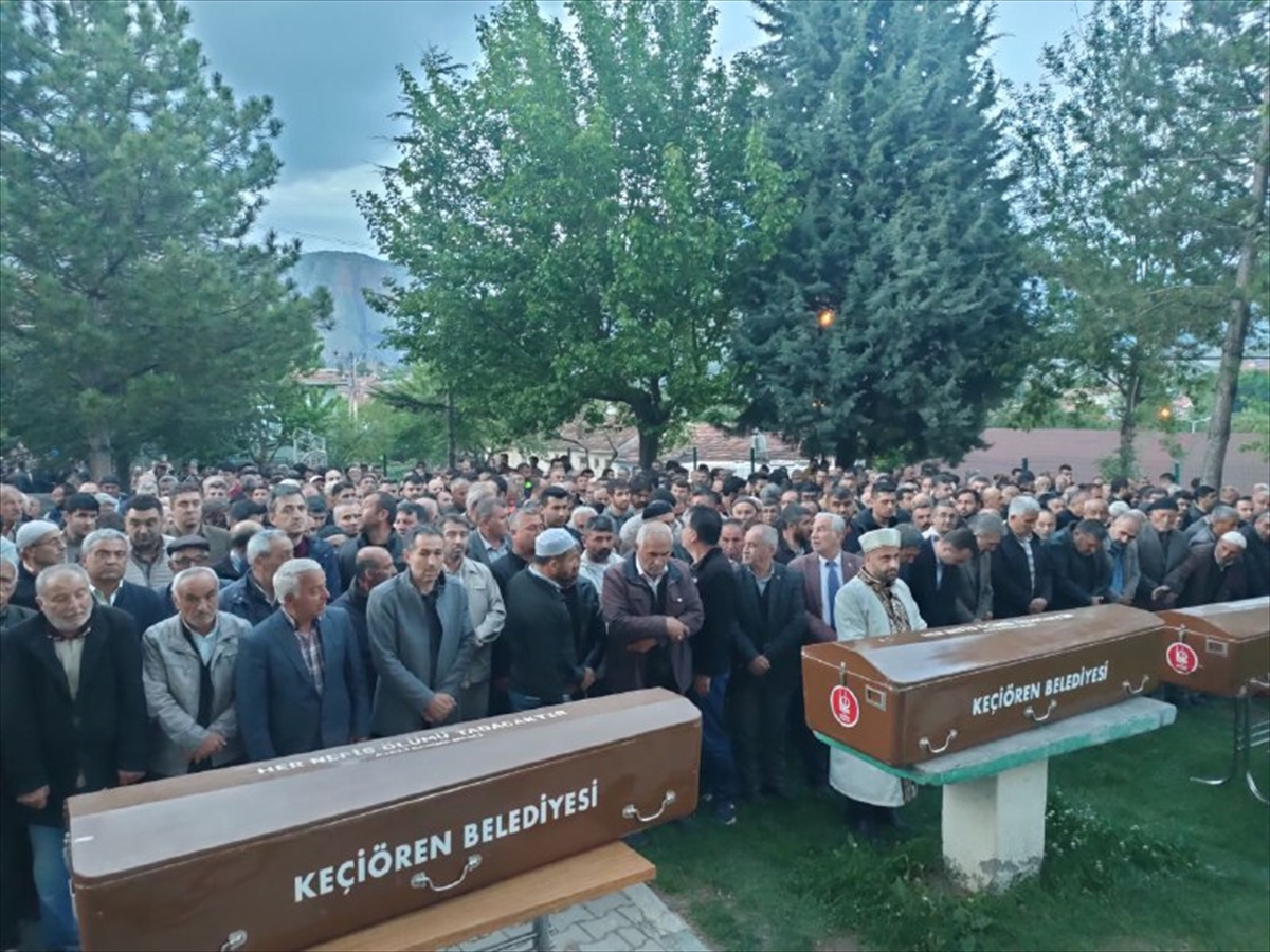 Eşini ve 2 çocuğunu öldürdükten sonra intihar eden komiser yardımcısı, eşi ve çocukları Yozgat'ta defnedildi