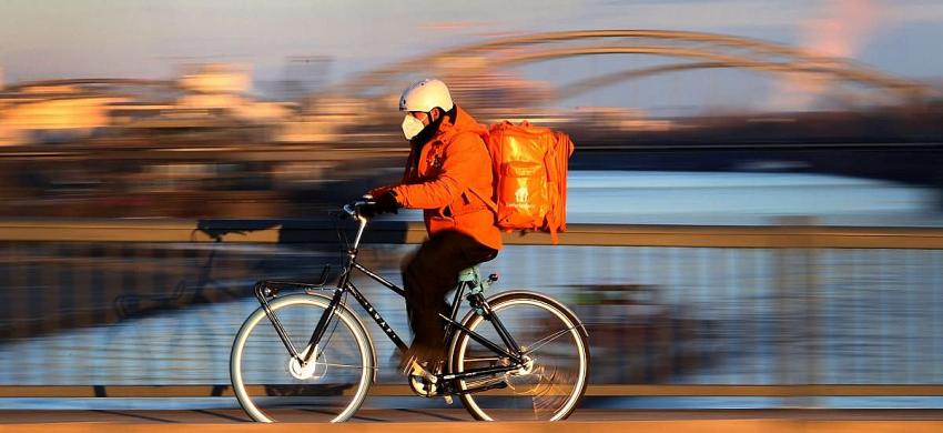 Eski bakan yemek kuryesi oldu