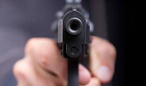 ESKİ KOCASINI VURMAK İSTEYEN KADIN YANLIŞLIKLA KENDİSİNİ VURDU