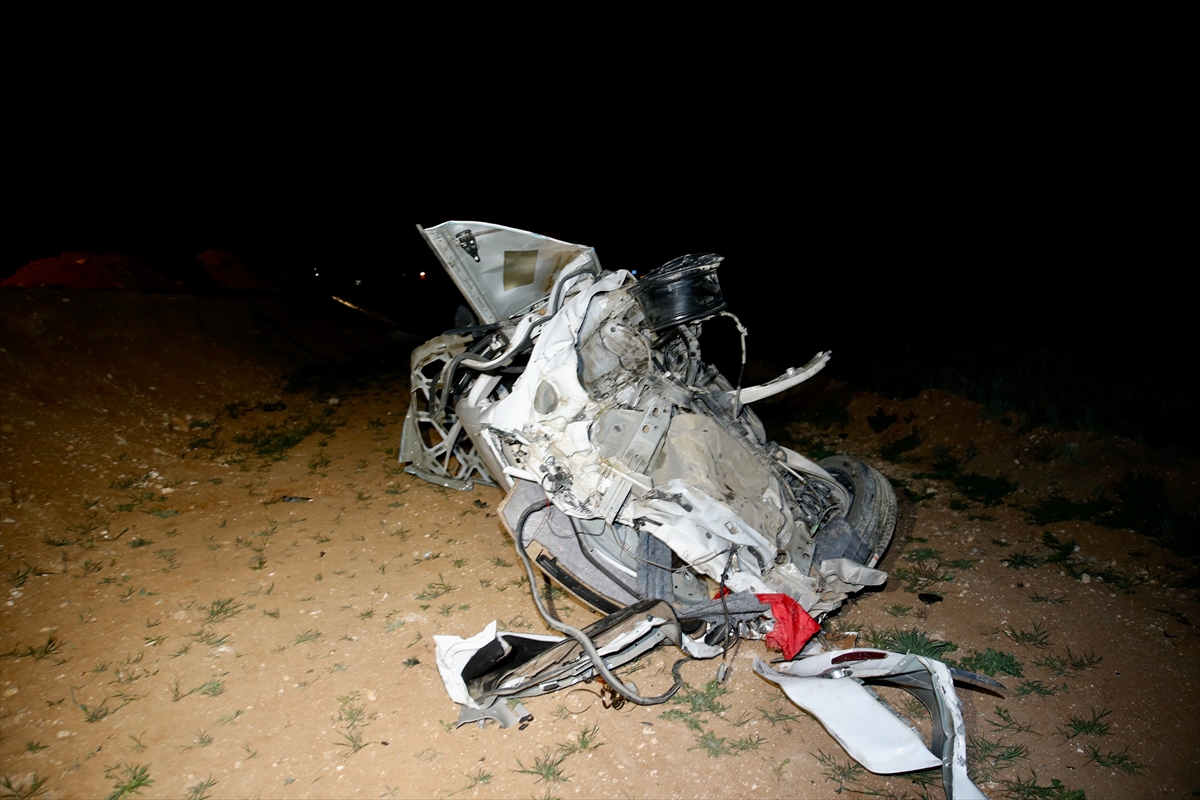 Eskişehir'de Şarampole devrilen otomobil parçalara ayrıldı: 2 ölü