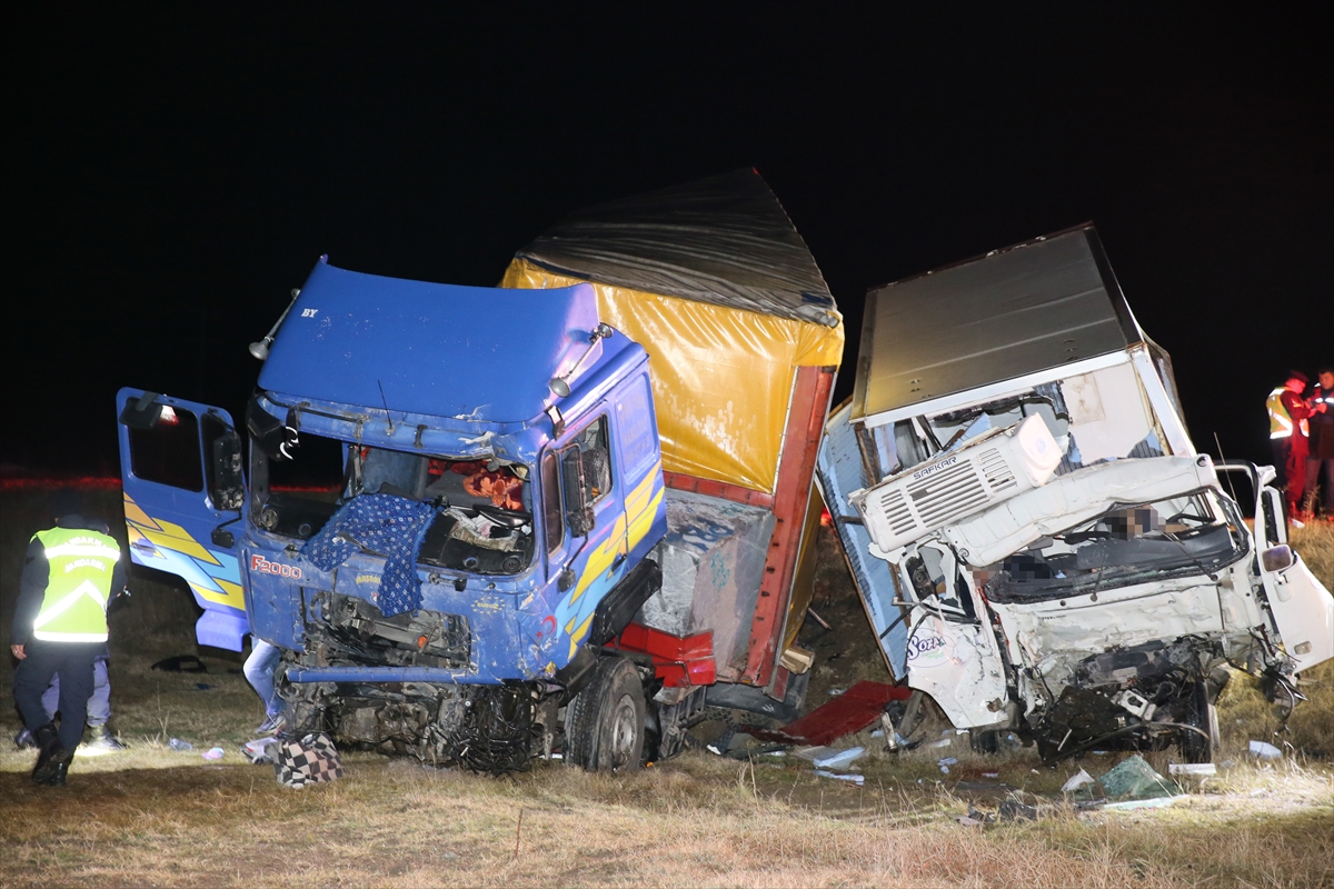 Eskişehir'de tırla kamyonetin çarpıştığı kazada 2 kişi öldü, 2 kişi yaralandı