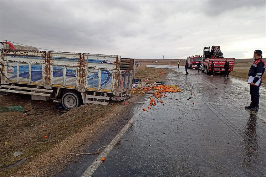 Eskişehir'in Seyitgazi ilçesinde sebze yüklü kamyonetin devrilmesi sonucu 2 kişi öldü, 2 kişi yaralandı.