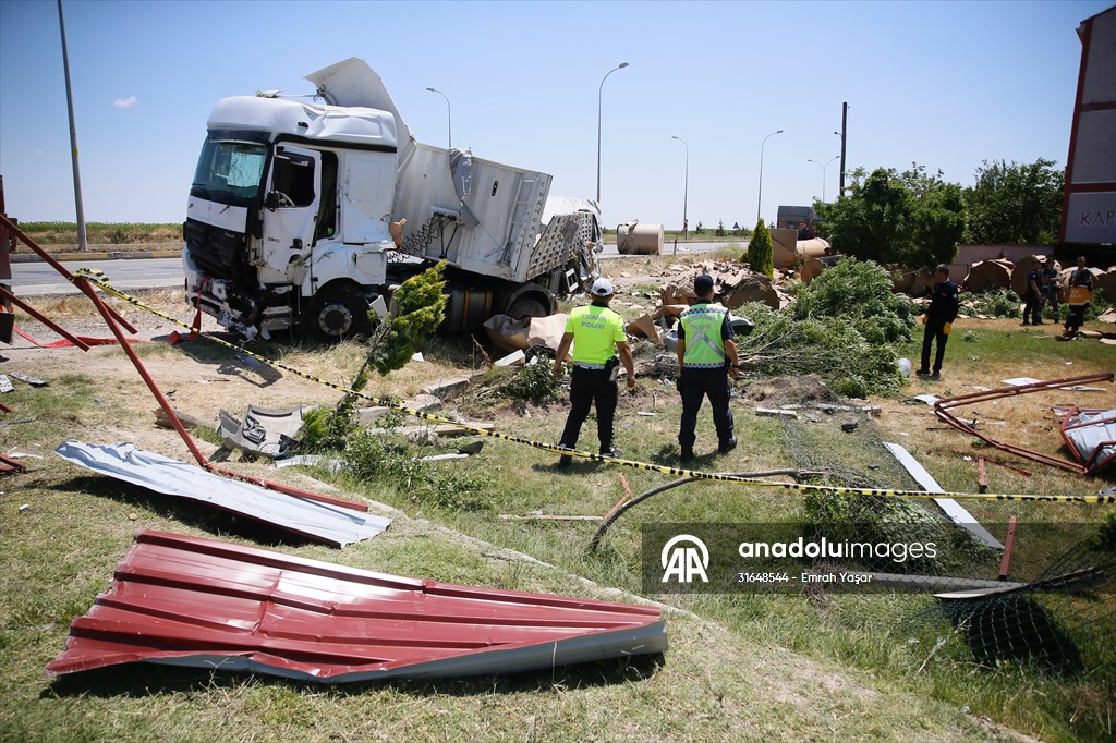 Eskişehir Konya yolunda TIR otomobilin üzerine devrildi: 1 ölü, 1 yaralı