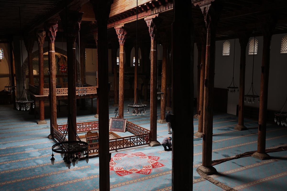 Eşrefoğlu Camisi kuşatmalarda tahliyeyi sağlayacak şekilde tasarlanmış