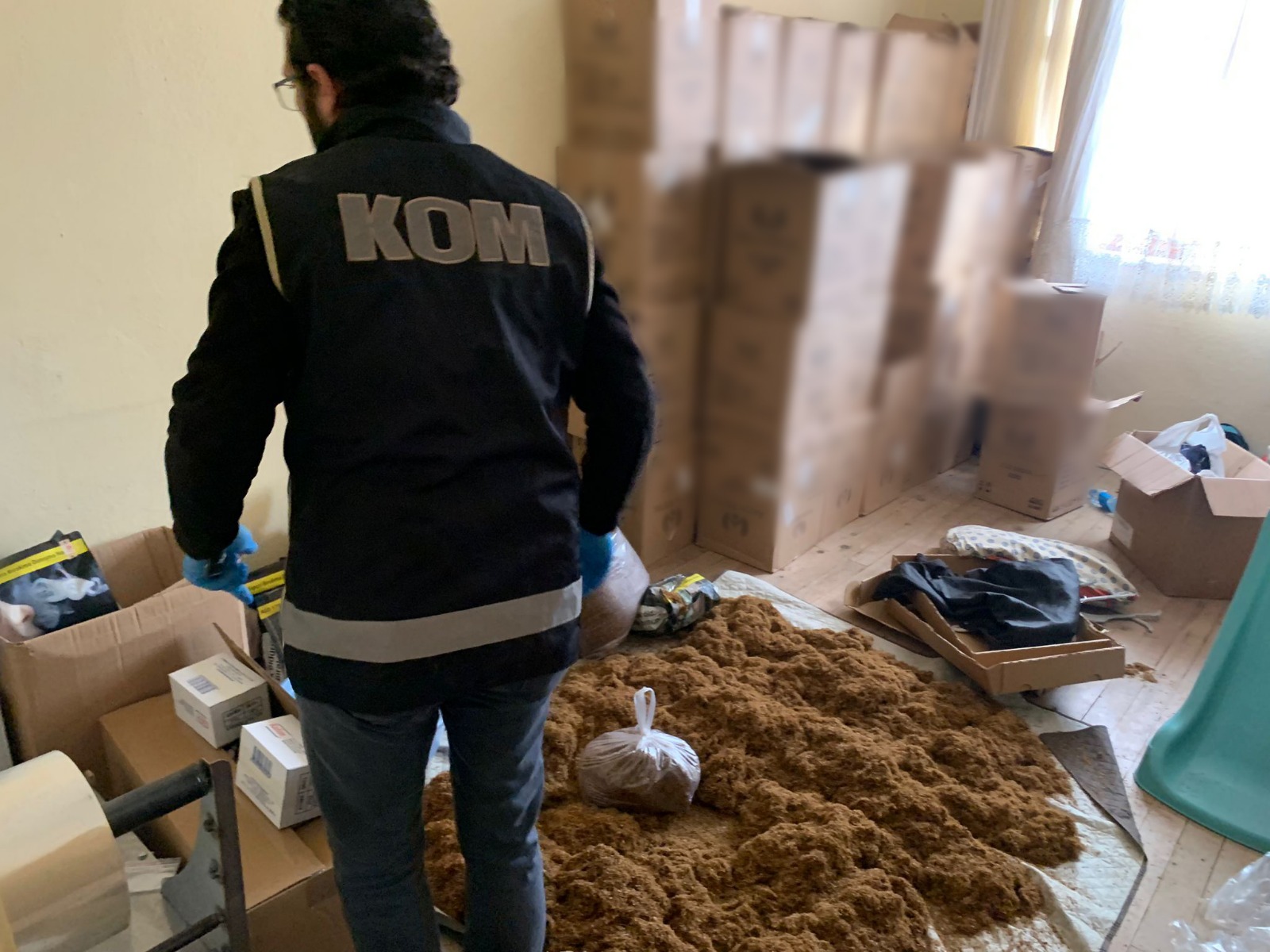 EV DEĞİL İMALATHANE! KONYA EMNİYETİ BİNLERCE PAKET KAÇAK SİGARA ELE GEÇİRDİ